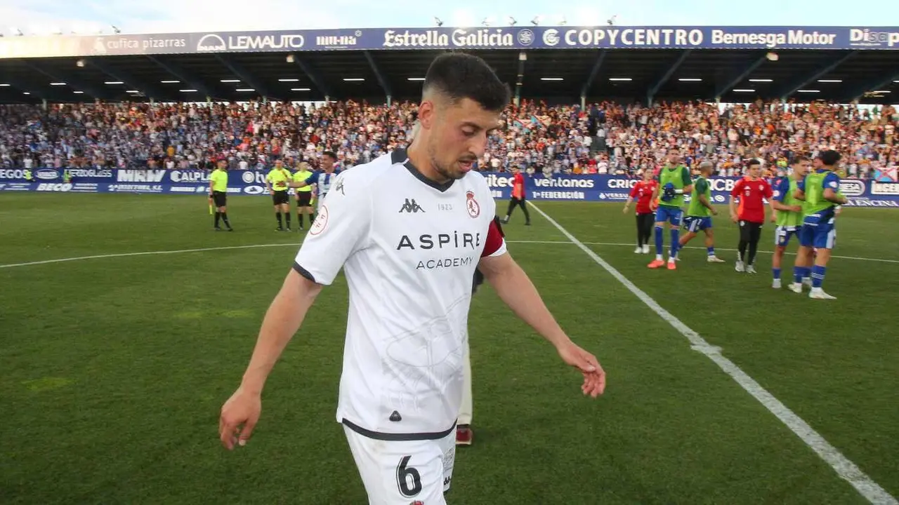 Partido entre la Sociedad Deportiva Ponferradina y la Cultural de León de la liga de Primera Federación: Kevin Presa se retira decepcionado tras caer en el descuento. Foto: César Sánchez
