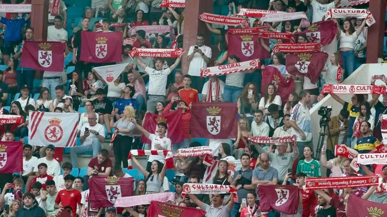 Más de 6.000 aficionados convirtieron el León Arena en un estadio improvisado, en una jornada de pasión, esperanza y desconsuelo que reafirmó la fuerza del sentimiento culturalista. Fotos: Campillo