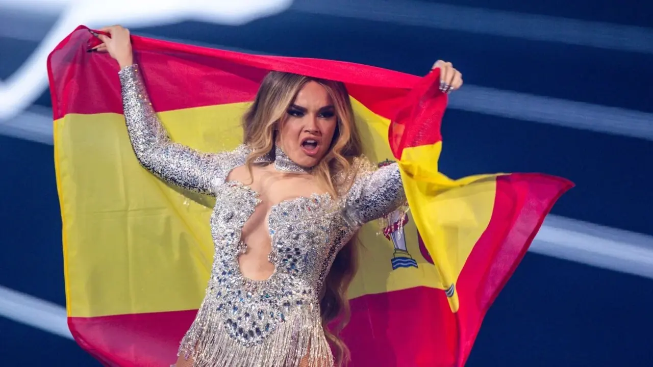 Melody, con la bandera de España en Eurovisión.