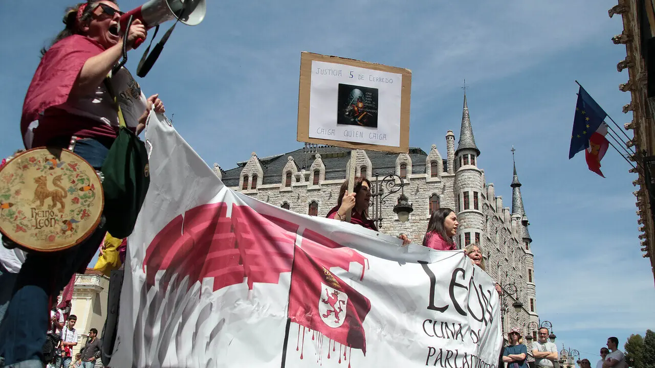 Más de un millar de personas asisten a la convocatoria de Conceyu País Llionés y Xuntanza Llionesista en León. Foto: Peio García.