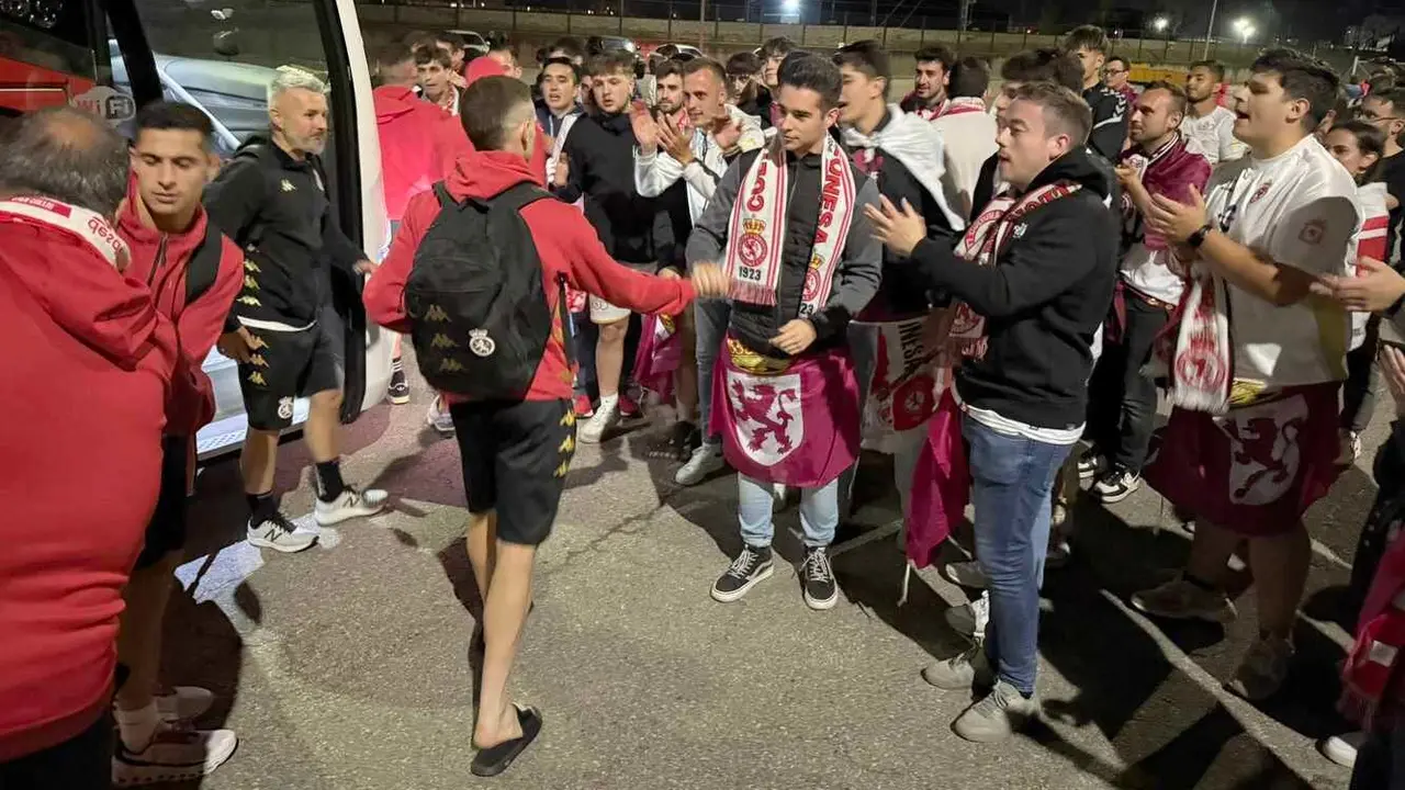 Aficionados leoneses esperan a la llegada del equipo al Reino de León a su regreso de El Toralín.