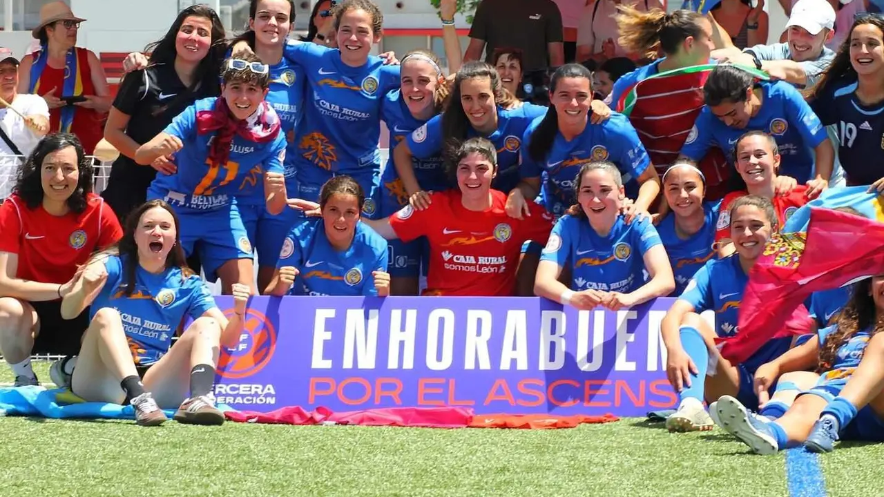 Las jugadoras del Olímpico, a la conclusión del partido, celebrando su ascenso.