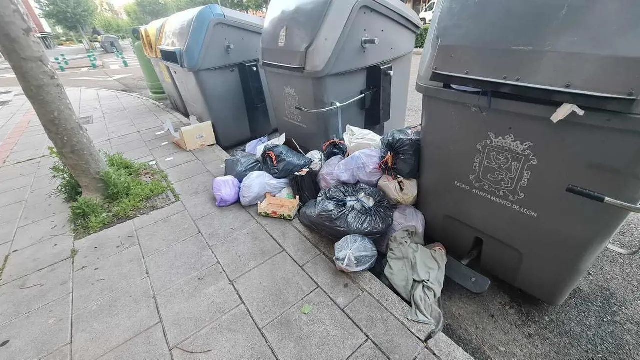 Imagen de los residuos urbanos en la calle en la zona de Eras de Renueva este lunes.
