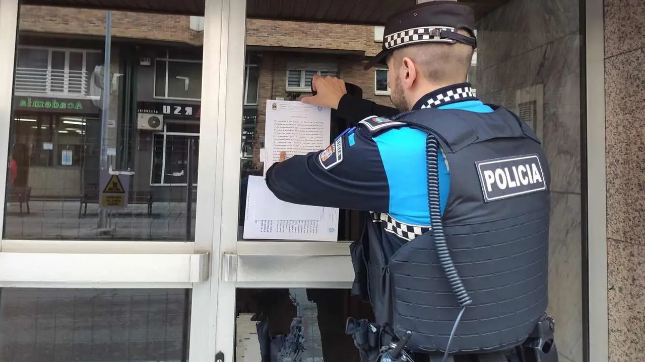 Efectivos de la Policía Local de Ponferrada durante una notificación.
