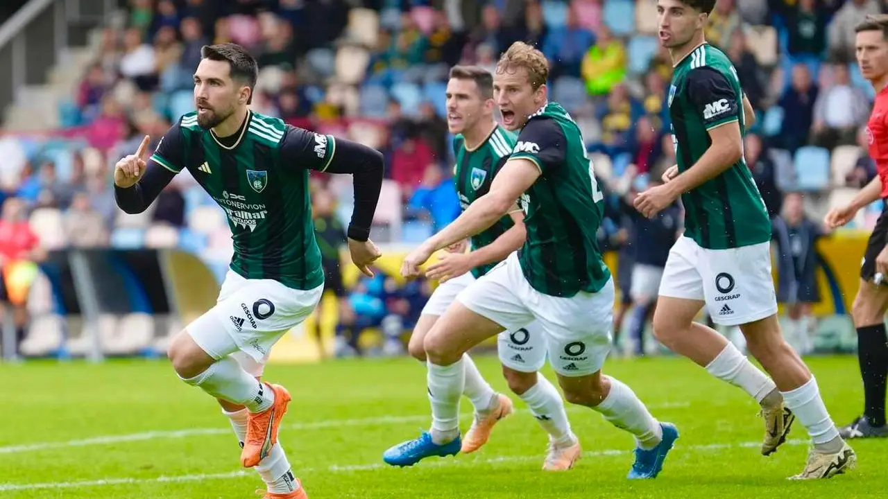 Los jugadores del Sestao celebran uno de sus goles.
