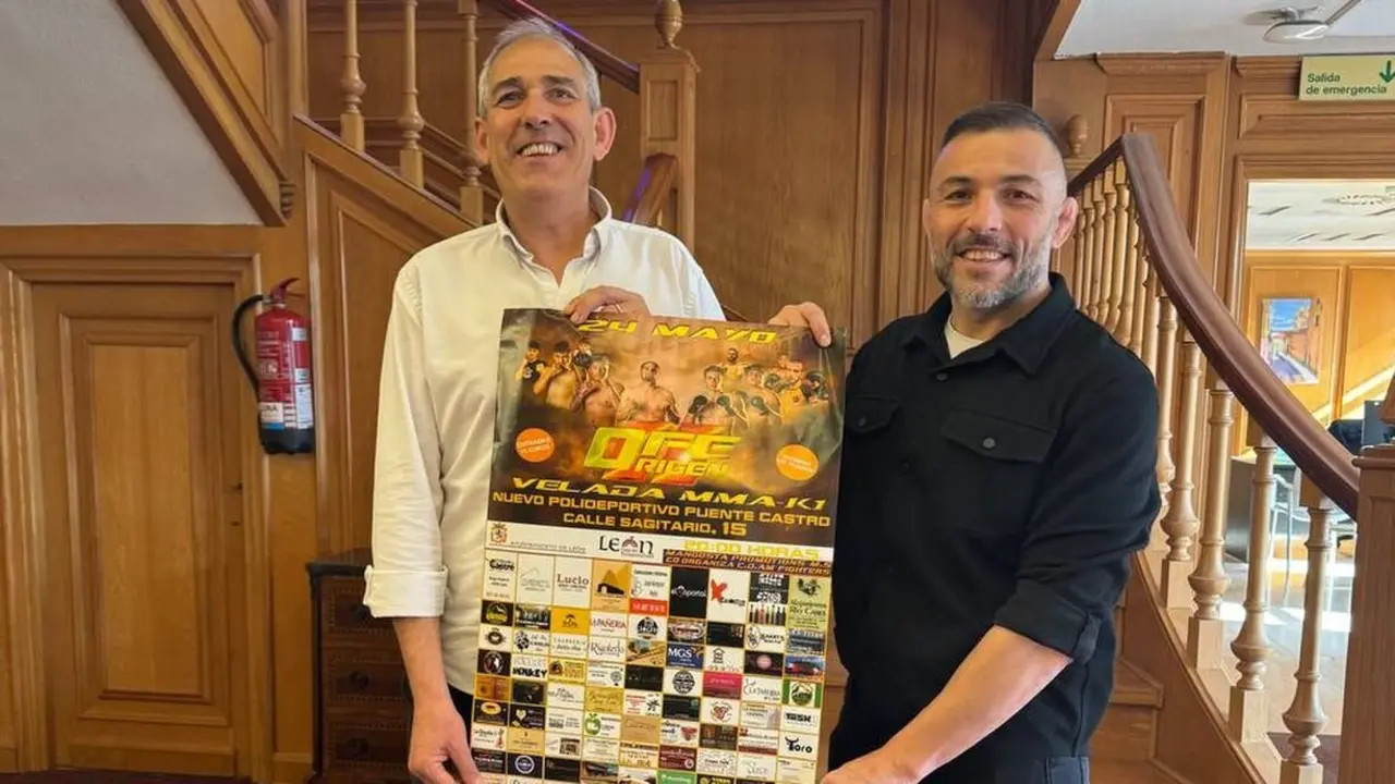 Vicente Canuria, concejal de Deportes, se ha reunido con Jonathan González, boxeador y miembro del club deportivo Fénix.