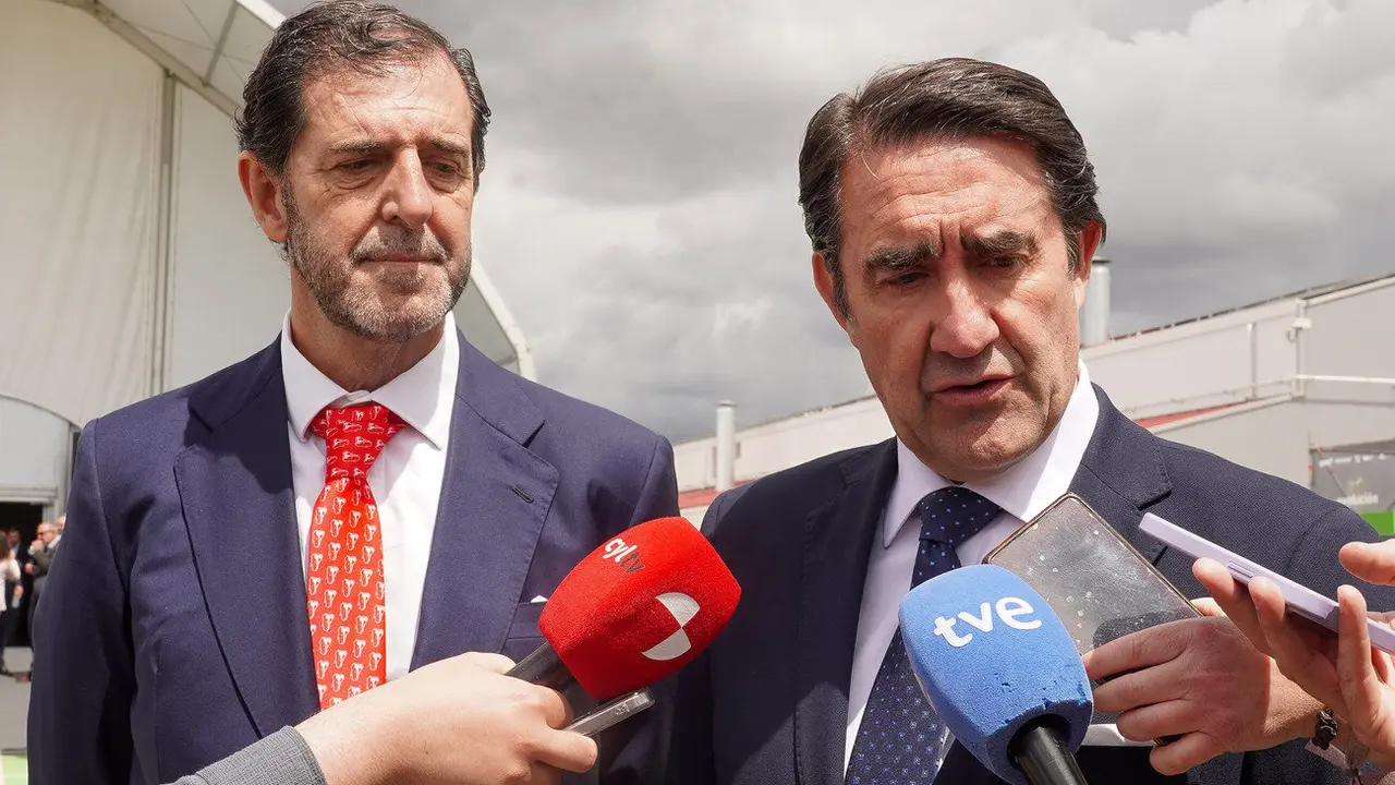 El consejero de Medio Ambiente, Vivienda y Ordenación del Territorio, Juan Carlos Suárez-Quiñones, inaugura las nuevas instalaciones de la empresa GAM