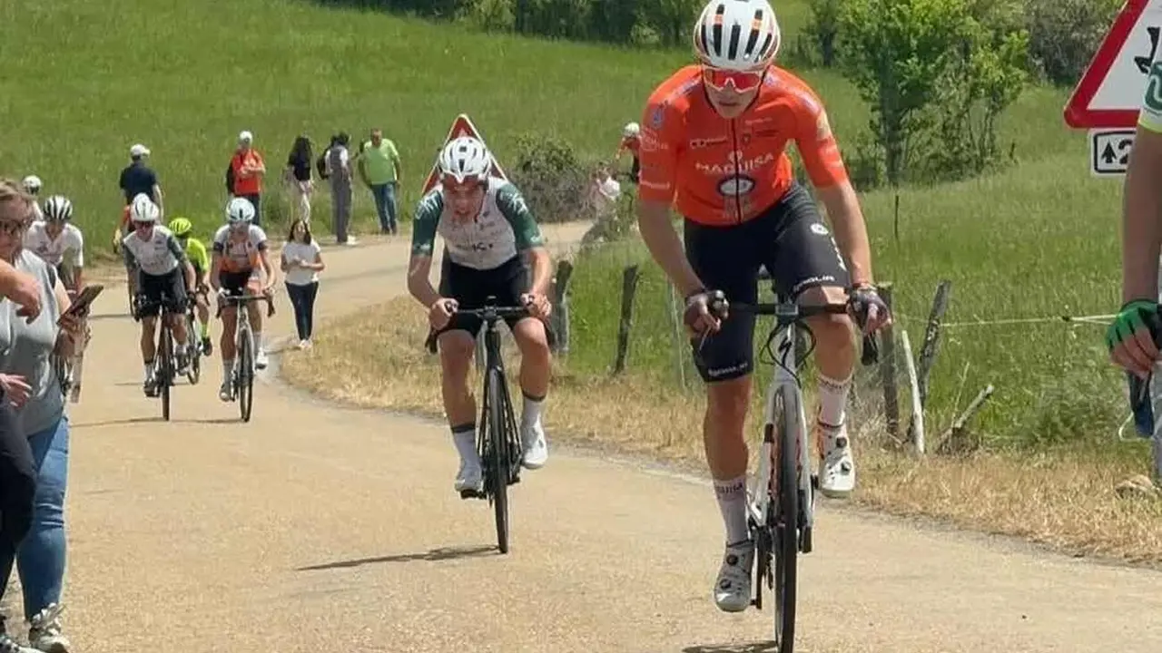 El V Trofeo Ciclista Senén Blanco consagra a las jóvenes promesas en Garrafe de Torío. Más de un centenar de corredores recorrieron los 59 exigentes kilómetros del campeonato provincial cadete, puntuable para el Trofeo Castilla y León.