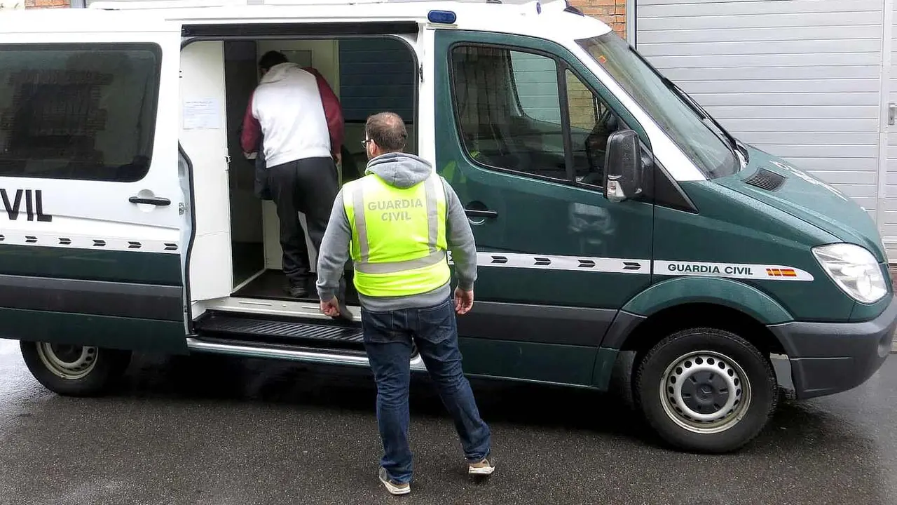El detenido, en el momento de ser trasladado en el furgón de la Guardia Civil.