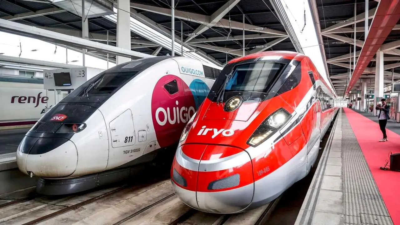 Trenes de Ouigo e iryo, listos para recoger viajeros en Madrid.