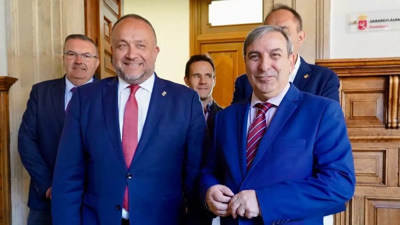 El presidente de la Diputación de León, Gerardo Álvarez Courel, y los vicepresidentes Roberto Aller y Valentín Martínez reciben al consejero de Movilidad y Transformación Digital, José Luis Sanz Merino, para abordar el convenio sobre Territorio Rural Inteligente y la mejora de la TDT. Foto: Campillo