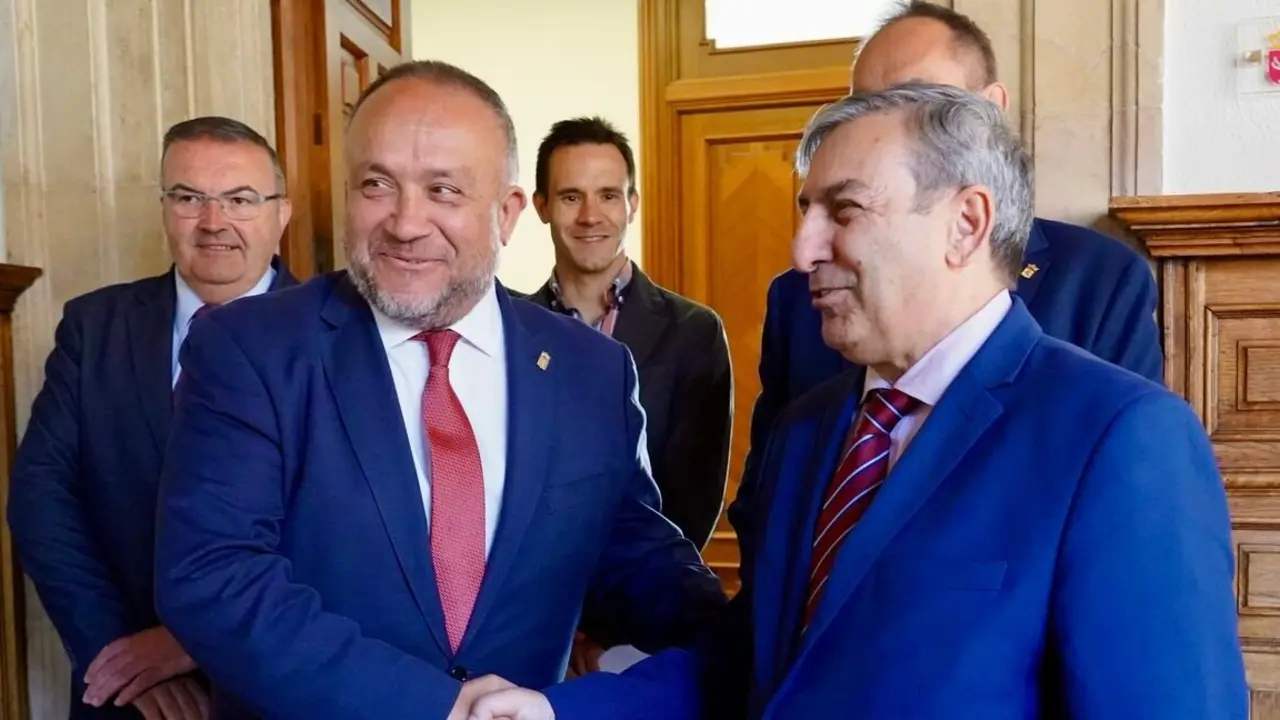El presidente de la Diputación de León, Gerardo Álvarez Courel, y los vicepresidentes Roberto Aller y Valentín Martínez reciben al consejero de Movilidad y Transformación Digital, José Luis Sanz Merino, para abordar el convenio sobre Territorio Rural Inteligente y la mejora de la TDT. Foto: Campillo.
