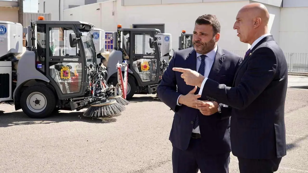 El alcalde de León, José Antonio Diez, y el concejal de Limpieza y Residuos, Jon Fernández, presentan nuevos vehículos para el Servicio de Limpieza. Fotos: Campillo