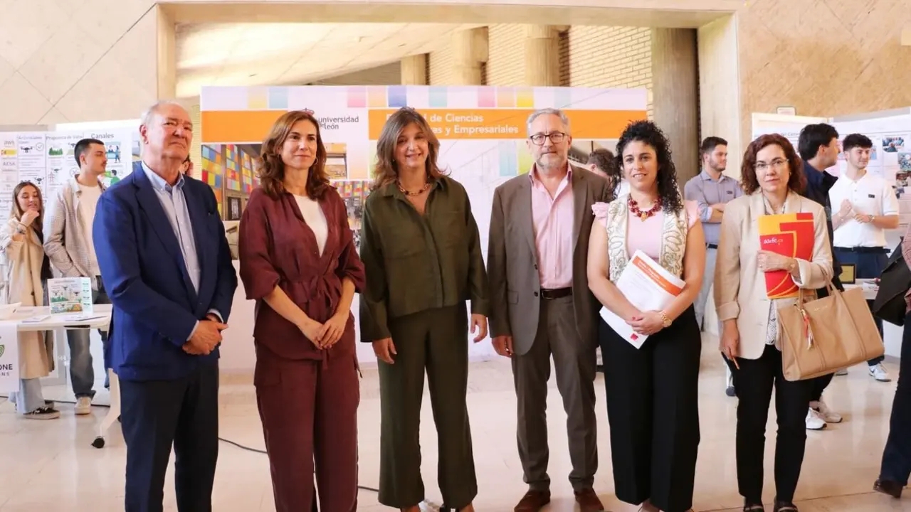 Estudiantes de la ULE presentan más de una veintena de innovadoras ideas de negocio en la feria 'León Business Talent'.