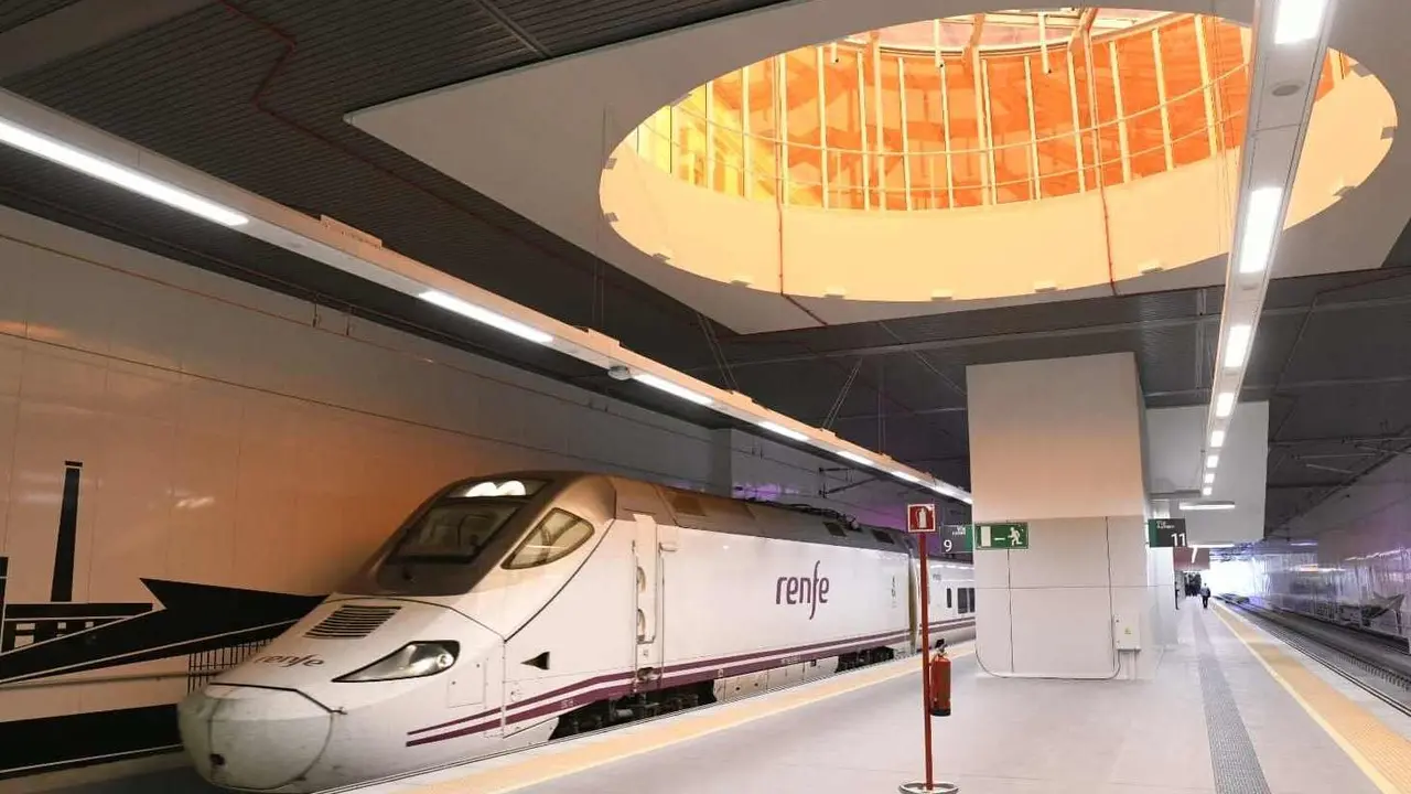 Imagen de un tren Alvia en la estación de León.