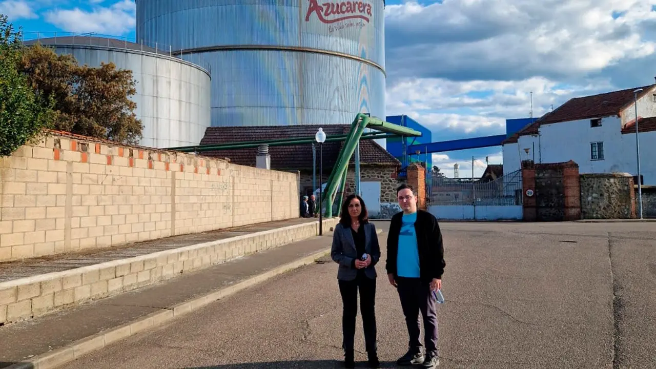 Alicia Gallego (UPL) en las instalaciones de Azucarera en La Bañeza. / UPL