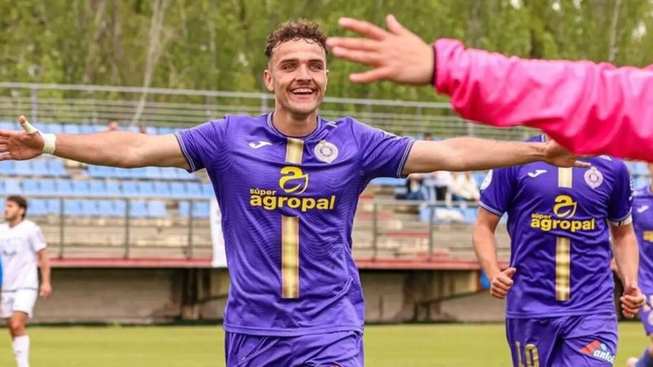 Javier Fernández celebrando un gol con el Palencia Cristo Atlético.