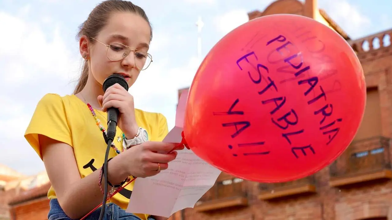 La Plataforma de Familiares lidera una protesta multitudinaria que exige una atención pediátrica digna en el centro de salud de la comarca
