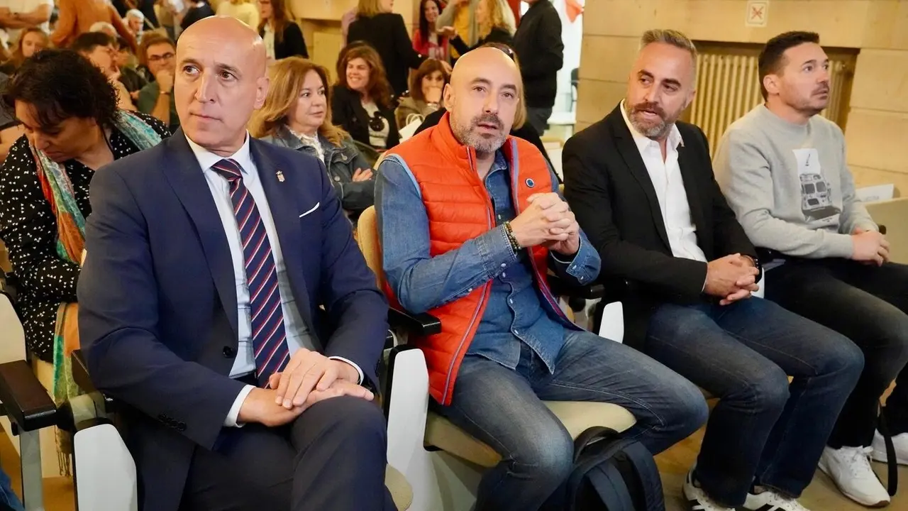 La Federación de Servicios, Movilidad y Consumo de UGT en Castilla y León celebra sus Jornadas de Acción sindical y Negociación Colectiva, Juventud, Mujeres y personas LGTBI. El secretario general de UGT Castilla y León, Óscar Lobo, atiende a los medios junto al secretario general de FeSMC UGT CyL, Héctor Yágüez Martín, la secretaria de Acción Sindical y Coordinación Sectorial de FeSMC UGT CyL, Mónica Gay Ceñal, y el vicesecretario General Área externa de FeSMC, Pedro Aller
