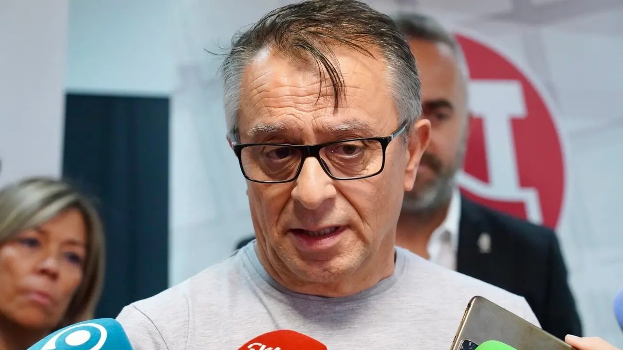 La Federación de Servicios, Movilidad y Consumo de UGT en Castilla y León celebra sus Jornadas de Acción sindical y Negociación Colectiva, Juventud, Mujeres y personas LGTBI. El secretario general de UGT Castilla y León, Óscar Lobo, atiende a los medios junto al secretario general de FeSMC UGT CyL, Héctor Yágüez Martín, la secretaria de Acción Sindical y Coordinación Sectorial de FeSMC UGT CyL, Mónica Gay Ceñal, y el vicesecretario General Área externa de FeSMC, Pedro Aller