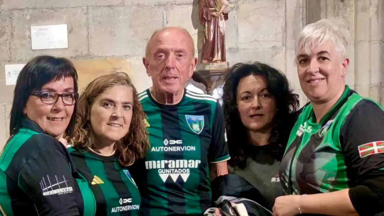 Fernando San Cristóbal, personaje clave en la historia del Sestao, acude a rezarle a la Amatxu de Begoña.