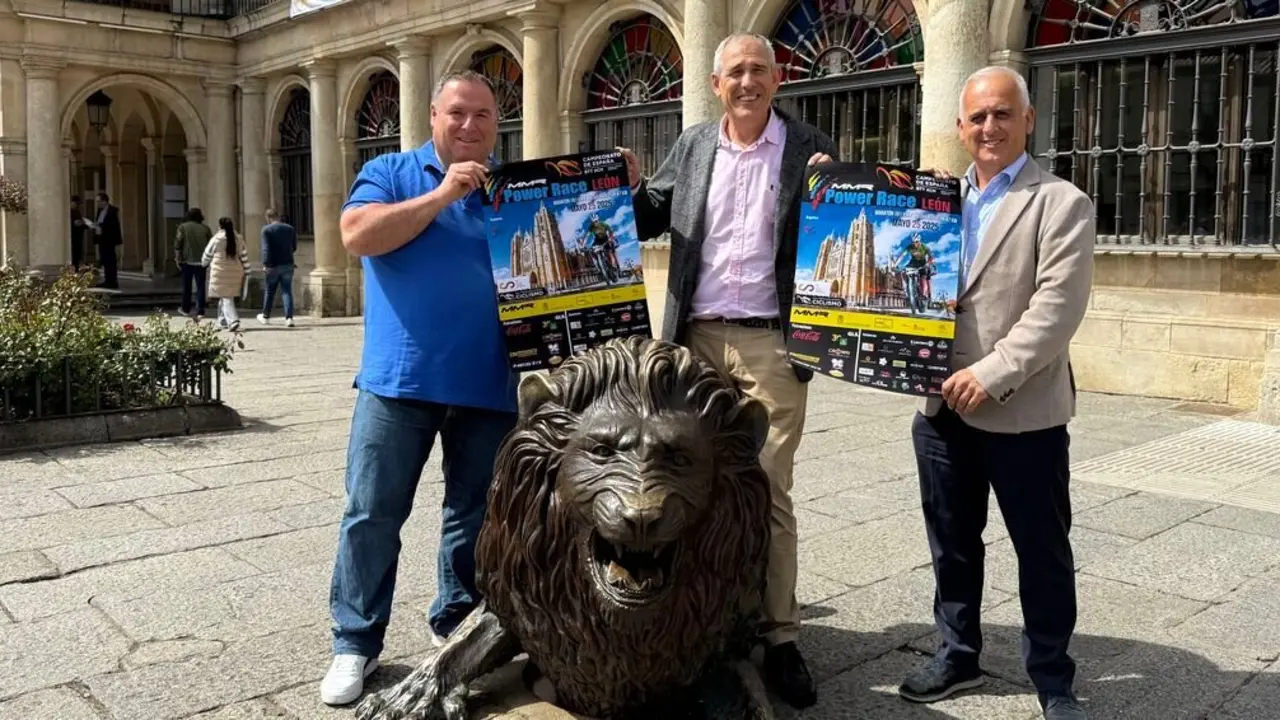 Vicente Canuria, concejal de Deportes, se ha reunido este miércoles con Oscar Martínez, director de carrera y presidente del club deportivo Maragatos Bike y Ramón Méndez, responsable de comunicación de Coca-Cola en León.