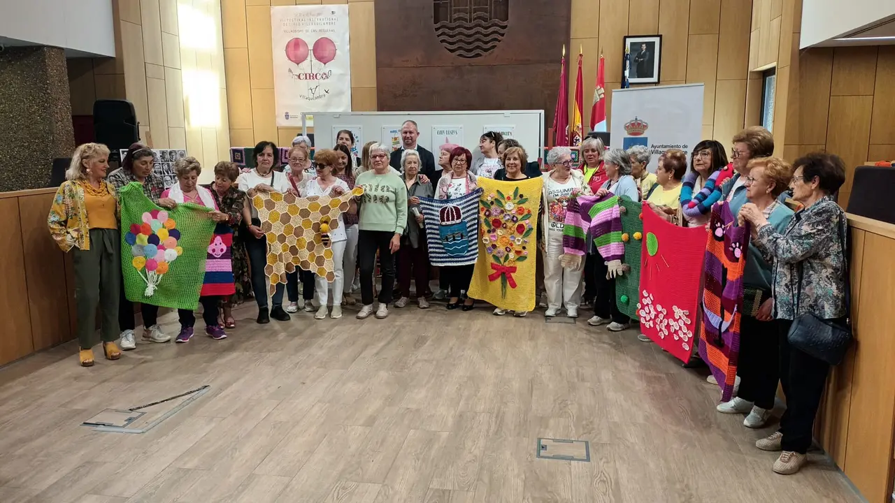 Cuarenta y dos mujeres participan en la elaboración de la decoración del parque de Villaobispo con motivo del festival Internacional de Circo de Villaquilambre.