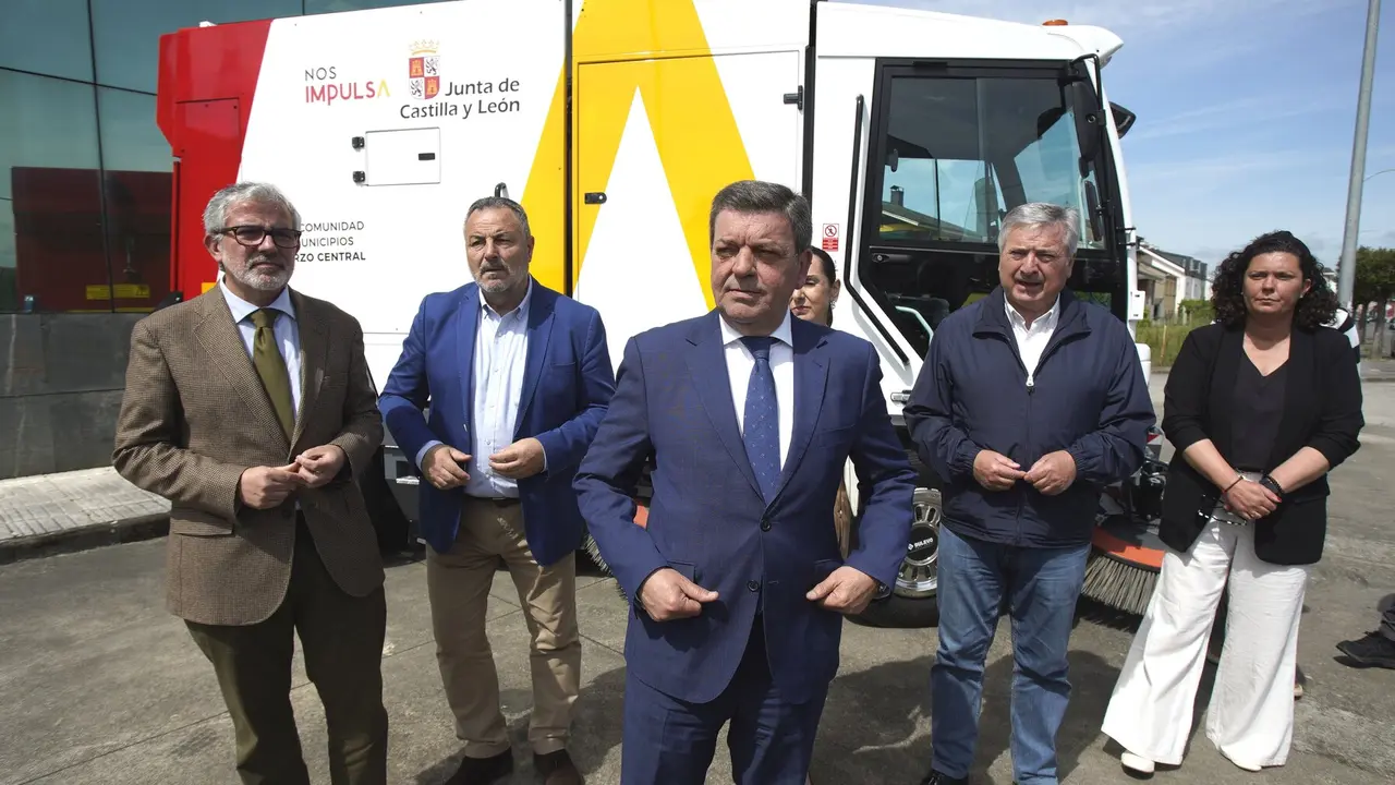 El consejero de la Presidencia, Luis Miguel González Gago (C), durante el acto de entrega y puesta en servicio del nuevo camión barredora para la mancomunidad Bierzo Central. Foto: César Sánchez.