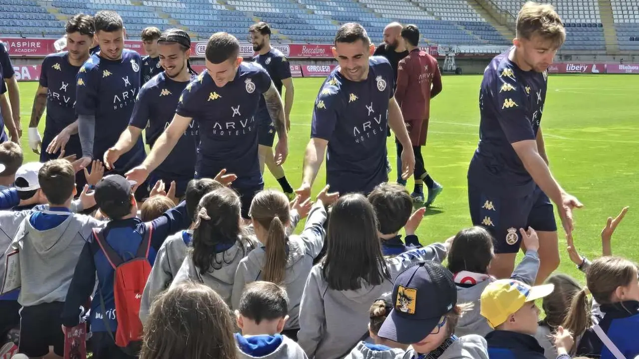 El "Cultural, Cultural..." de los más pequeños animando a su equipo en el centro de León. Los alumnos del colegio Maristas San José recorren el centro de la ciudad animando al equipo leonés ante el decisivo duelo ante el Andorra y con posterioridad se citan con la plantilla para darle ánimo.