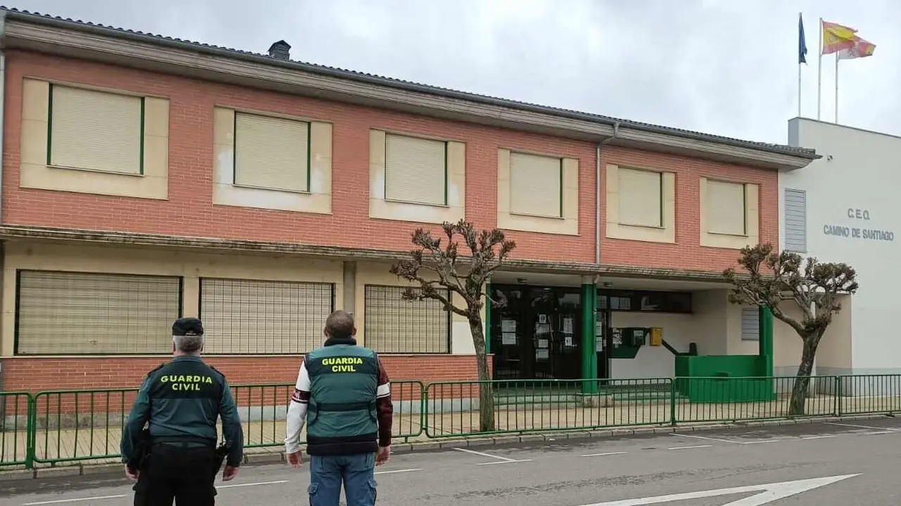 Efectivos de la Guardia Civil ante el colegio en el que se cometieron los hechos.