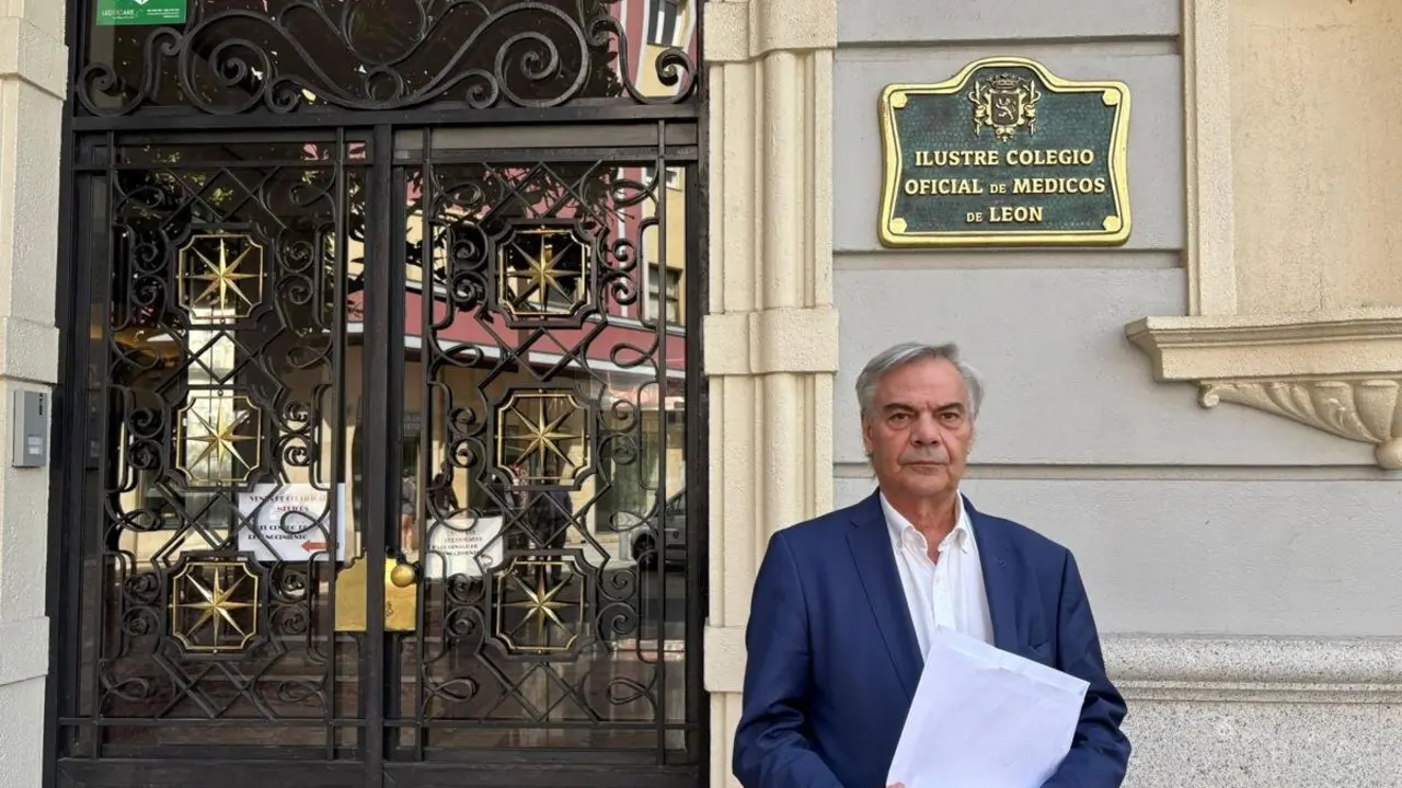José Pedro Fernández, ante la puerta del Colegio de Médicos.