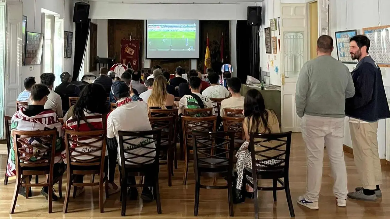 Socios de la Casa de León en Madrid presenciando el derbi ante la Ponferradina.