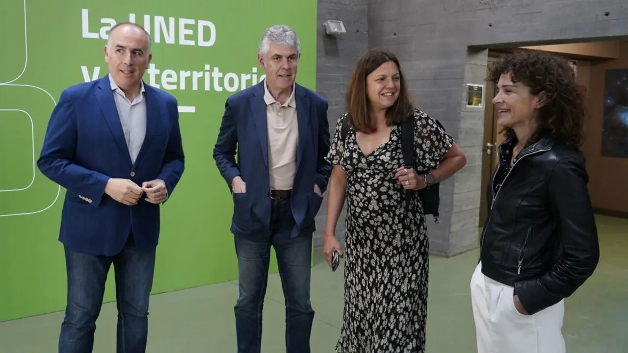 La directora de la Fundación Ciudad de la Energía, Yasodhara López (2D),?junto al director de la Uned de Ponferrada, Jorge Vega (2I), la directora del área de Museos, Patrimonio y Cultura de Ciuden, Concepción Fernández (D), y el historiador y doctor por la UNED, Francisco Balado (I), durante la presentación del evento 'Paisajes 25' que este año se celebra bajo el lema 'paisajes postmineros: territorios en transición. Retos y oportunidades'. / CÉSAR SÁNCHEZ