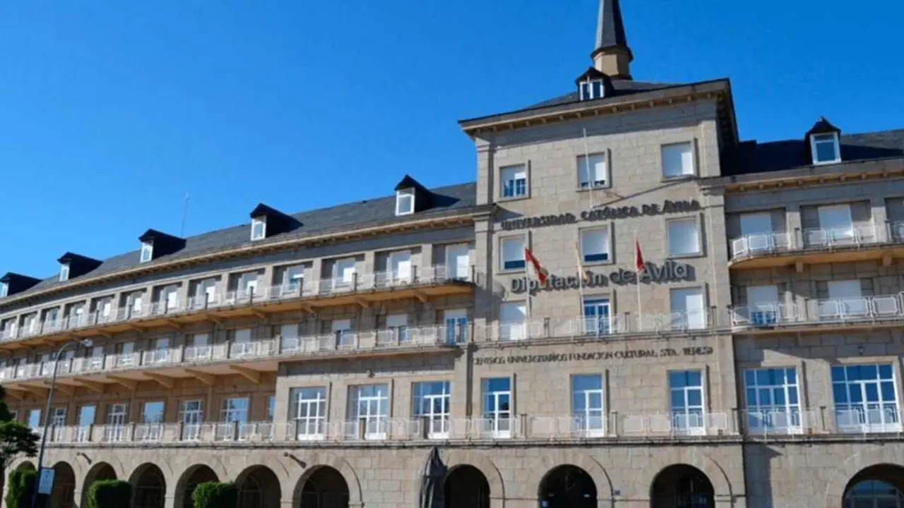 El Centro de Educación 'Alfonso XII' de Ponferrada, adscrito a la Universidad Católica 'Santa Teresa de Jesús' de Ávila.