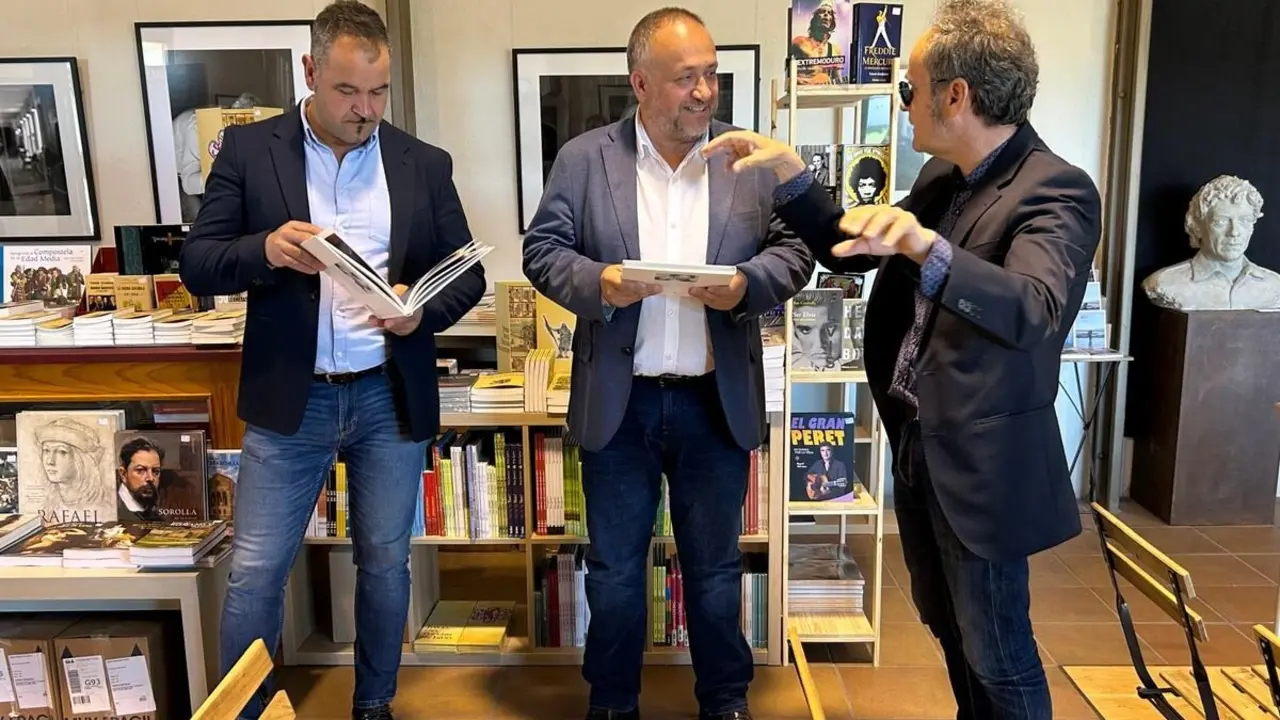 El presidente, Gerardo Álvarez Courel, el diputado de Cultura, Emilio Martínez, y el editor Héctor Escobar inauguran la exposición ‘La mirada cercana de la literatura’ en Factor. Espacio San Feliz.