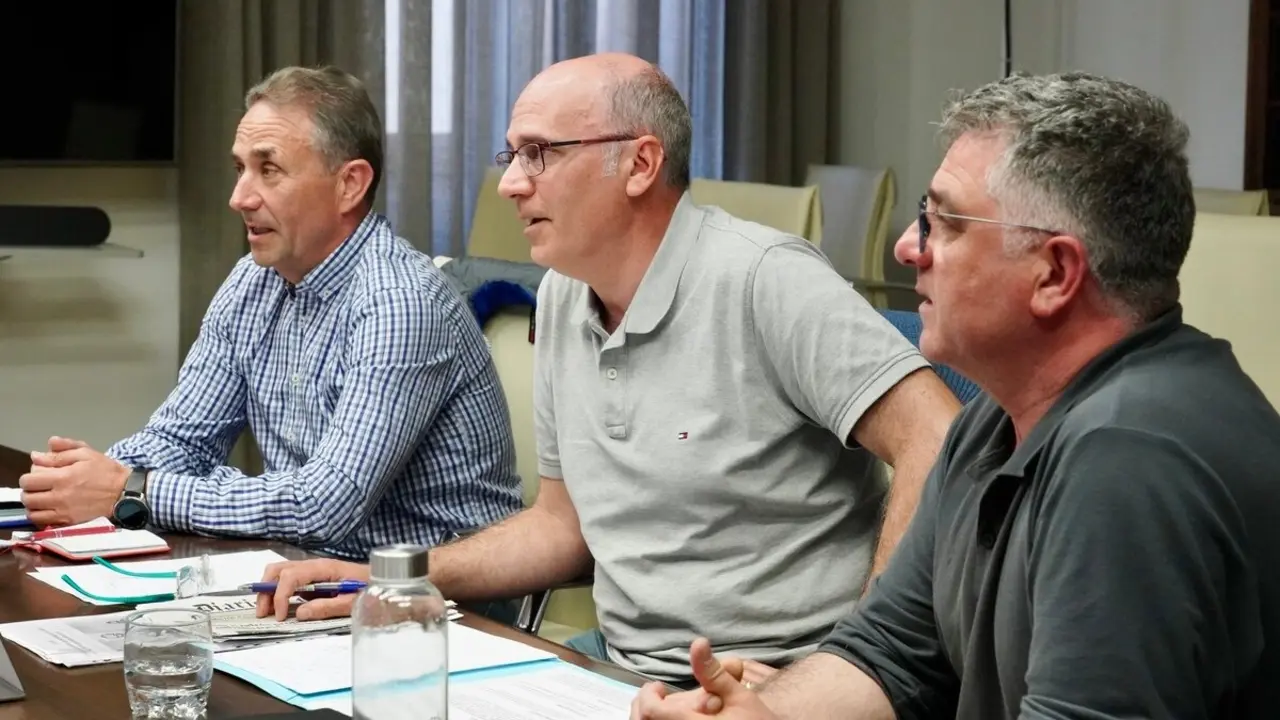 El comité de empresa de Azucarera La Bañeza, durante uno de los encuentros con representantes institucionales.