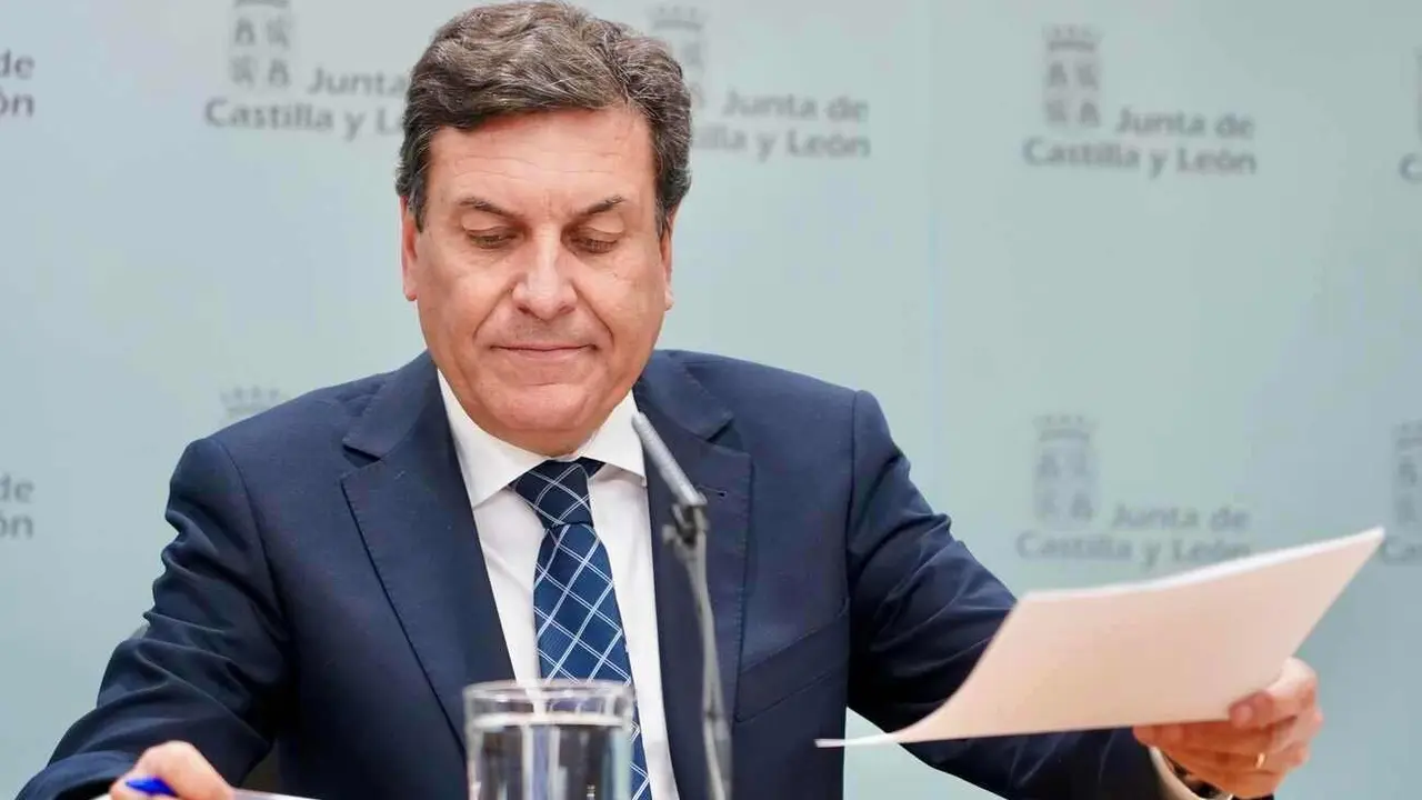 El consejero de Economía y Hacienda y portavoz, Carlos Fernández Carriedo, comparece en rueda de prensa posterior al Consejo de Gobierno.