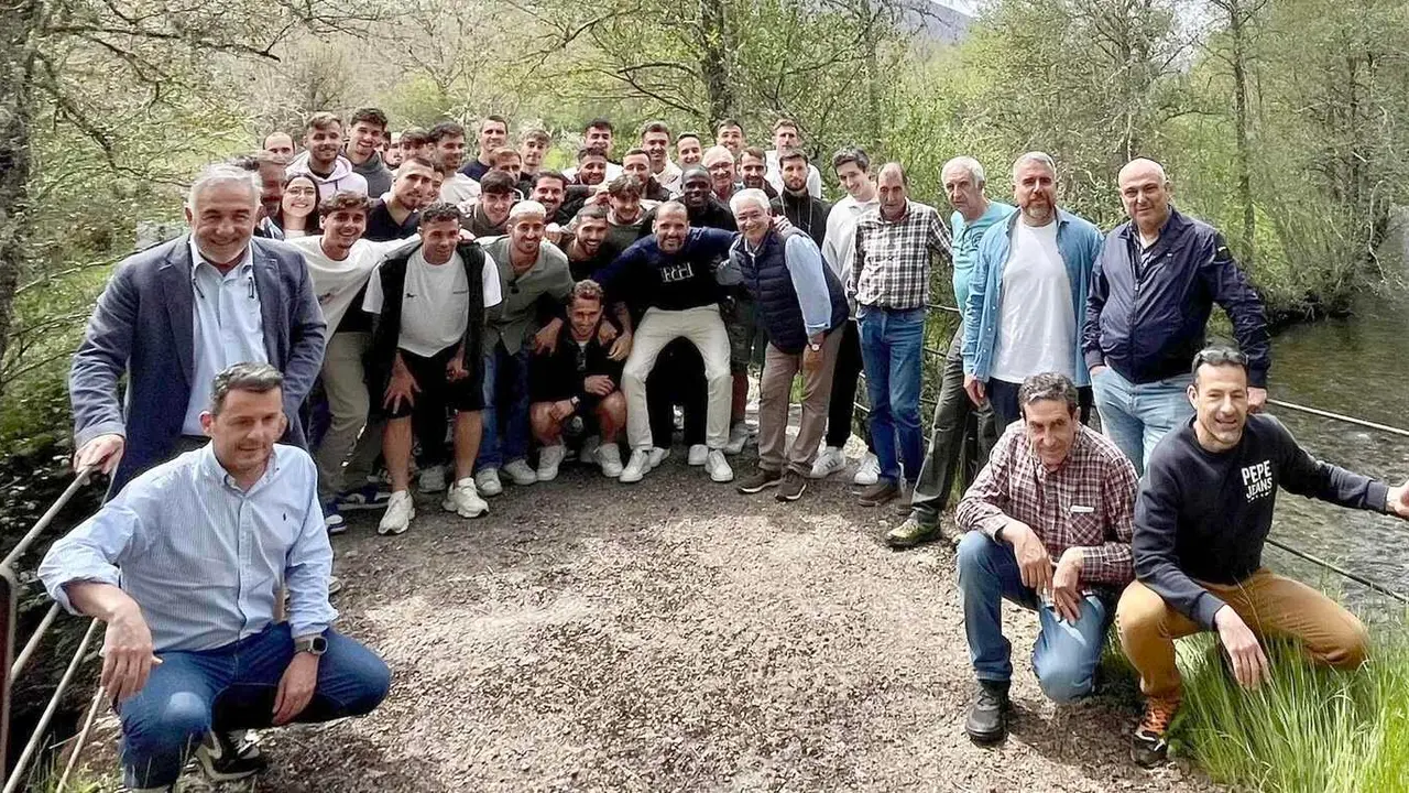 La plantilla blanquiazul durante su jornada de ocio en Ancares.