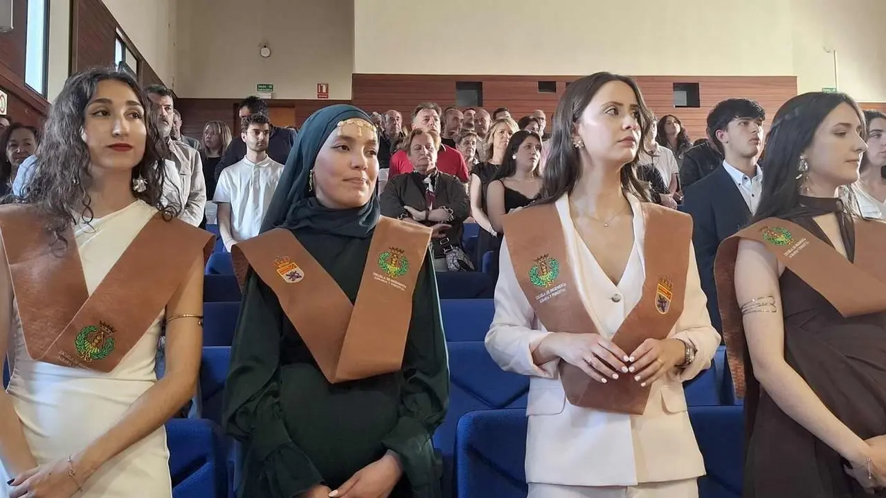 La Universidad de León (ULE) celebró este jueves el acto de graduación de la promoción 2020/2024 del Grado en Ingeniería Agraria. Una veintena de nuevos profesionales egresó de la Escuela de Ingeniería Agraria y Forestal en un contexto excepcional: el sector agrícola atraviesa una etapa de “paro cero”, con una elevada demanda de técnicos cualificados. Fotos: ULE | Ayto León