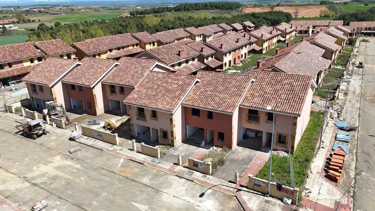 Quince años después de quedar atrapada en una compleja maraña legal y urbanística, la promoción inmobiliaria de Las Quintas, en el municipio leonés de Valdefresno, vuelve a la vida. Aquella ambiciosa urbanización de chalets de lujo proyectada en el área de Las Lomas, que pasó de un plan inicial de 280 viviendas a apenas 150 ejecutadas, de las cuales 127 quedaron sin poder ser entregadas, encuentra hoy un nuevo horizonte de desarrollo.
