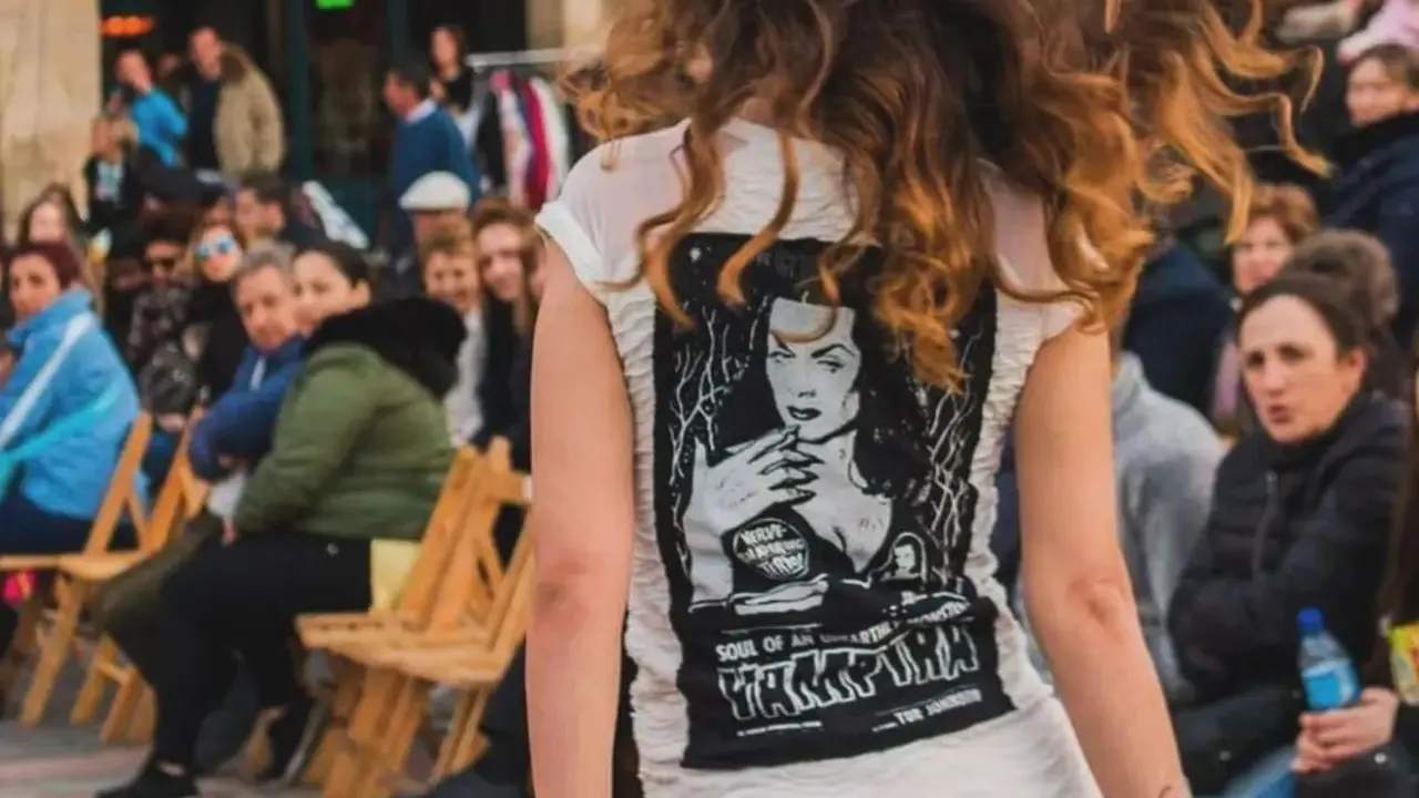 Un momento de un desfile de moda en las calles de León. / ARTYMODA