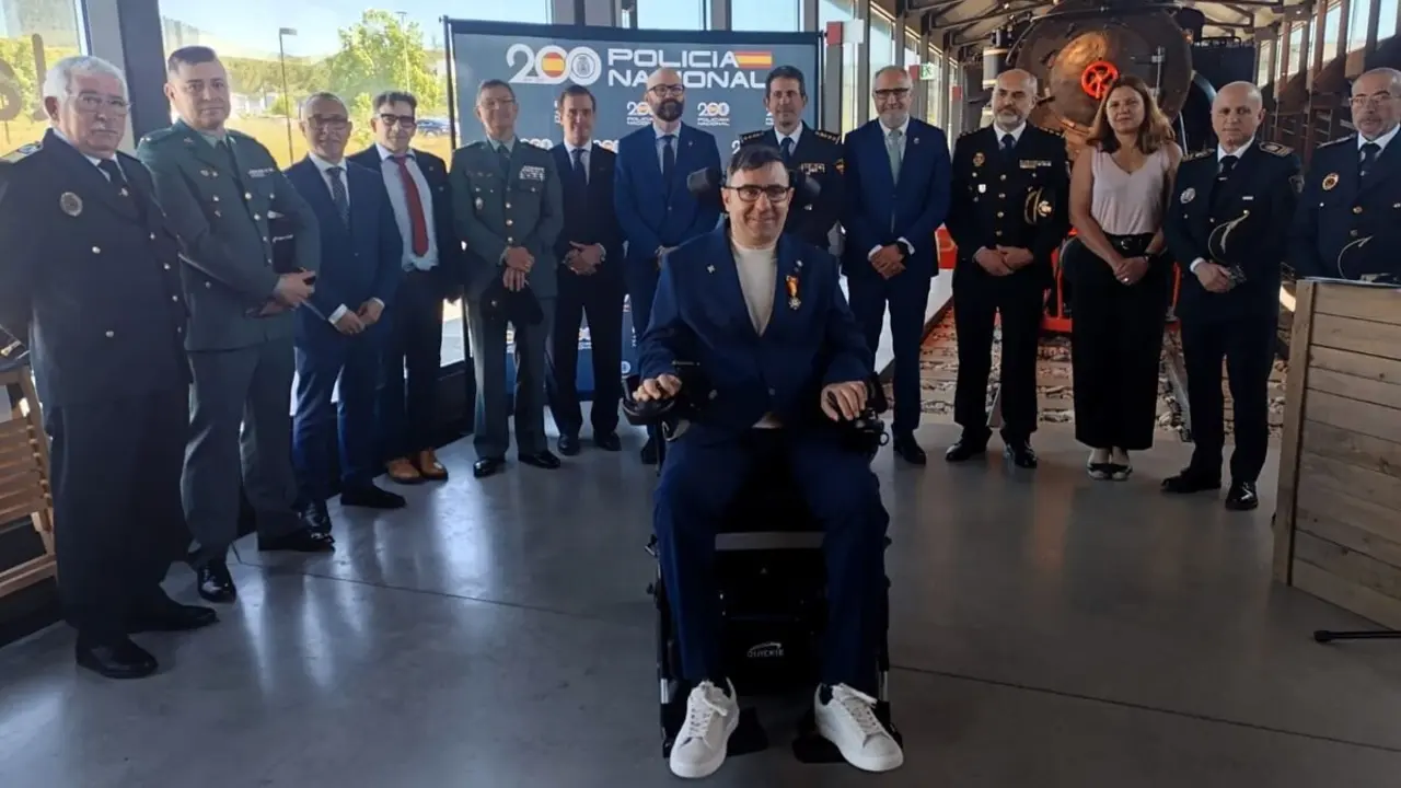 Imposición de la medalla al Mérito en Ciberdefensa al policía nacional de Ponferrada Ismael López