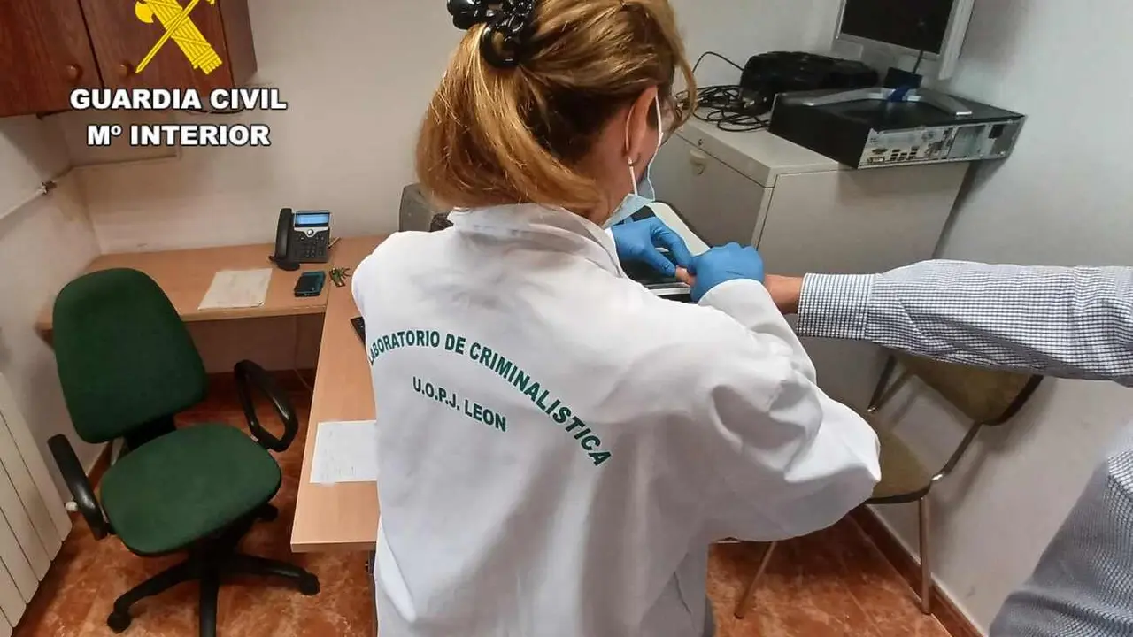 Proceso de identificación del detenido en dependencias de la Guardia Civil.