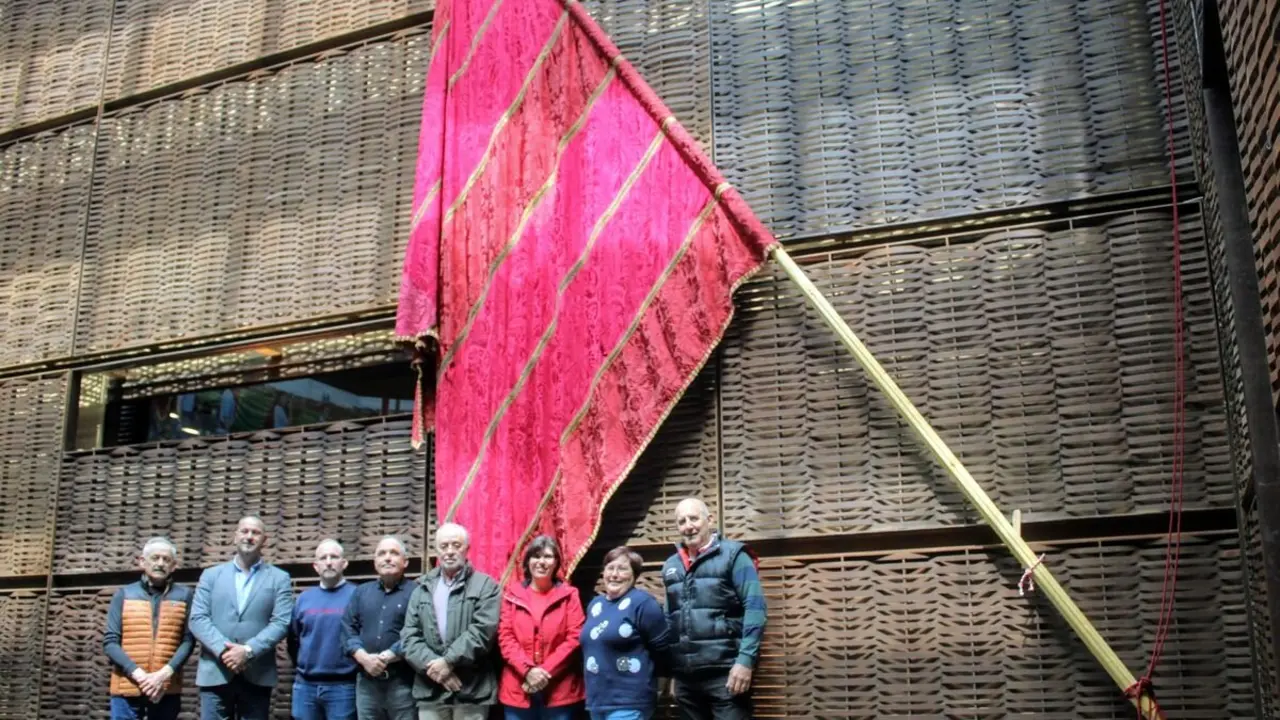 El pendón de Santa Cristina de Valmadrigal, expuesto ya en el Patio Peregrino del Museo.