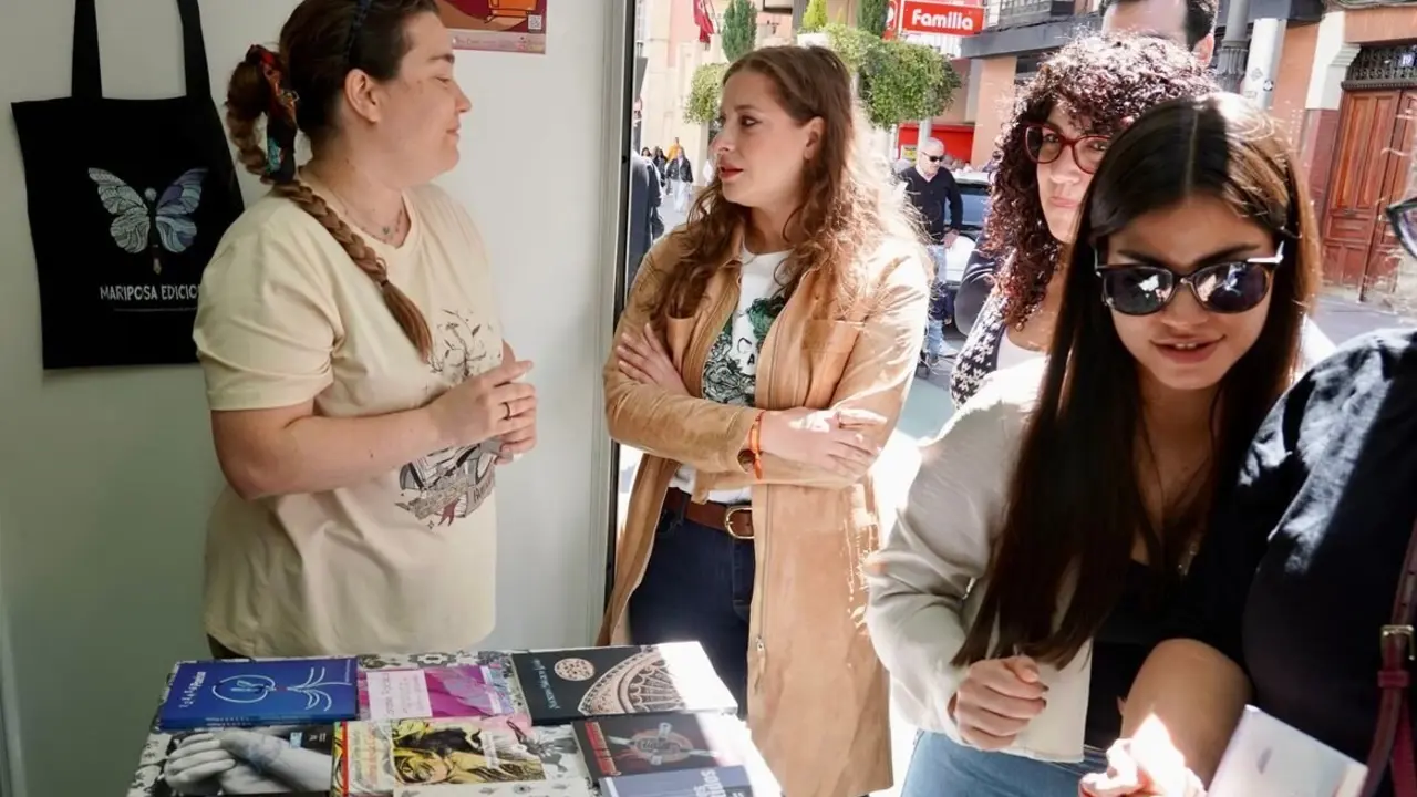 La presidenta provincial del PP y vicesecretaria de Sanidad y Educación, Ester Muñoz, visita la Feria del Libro de León situada en la avenida de Ordoño II acompañada por la presidenta de la Asociación de Libreros de León, Sandra Llamas.