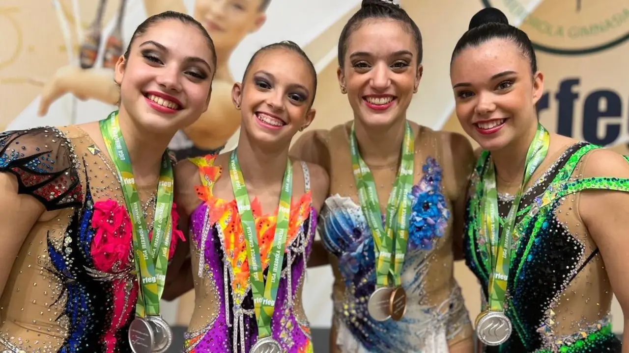 Las gimnastas del Club Ritmo con sus medallas.