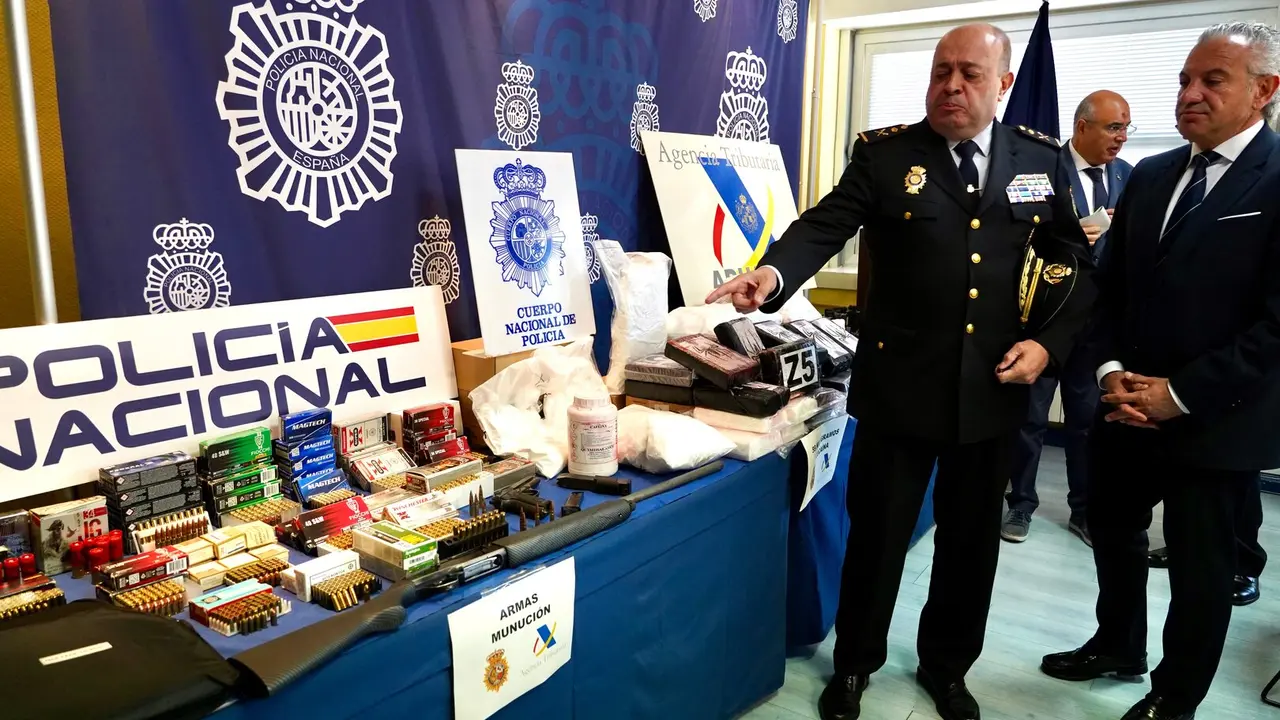 La Policía Nacional informa sobre la desarticulación de la mayor red de narcotráfico y blanqueo de capitales de la provincia de Valladolid, en la que se han detenido a 19 personas se han incautado 59 kilos de cocaína y 22 vehículos de alta gama. Asiste el delegado del Gobierno en Castilla y León, Nicanor Sen.
