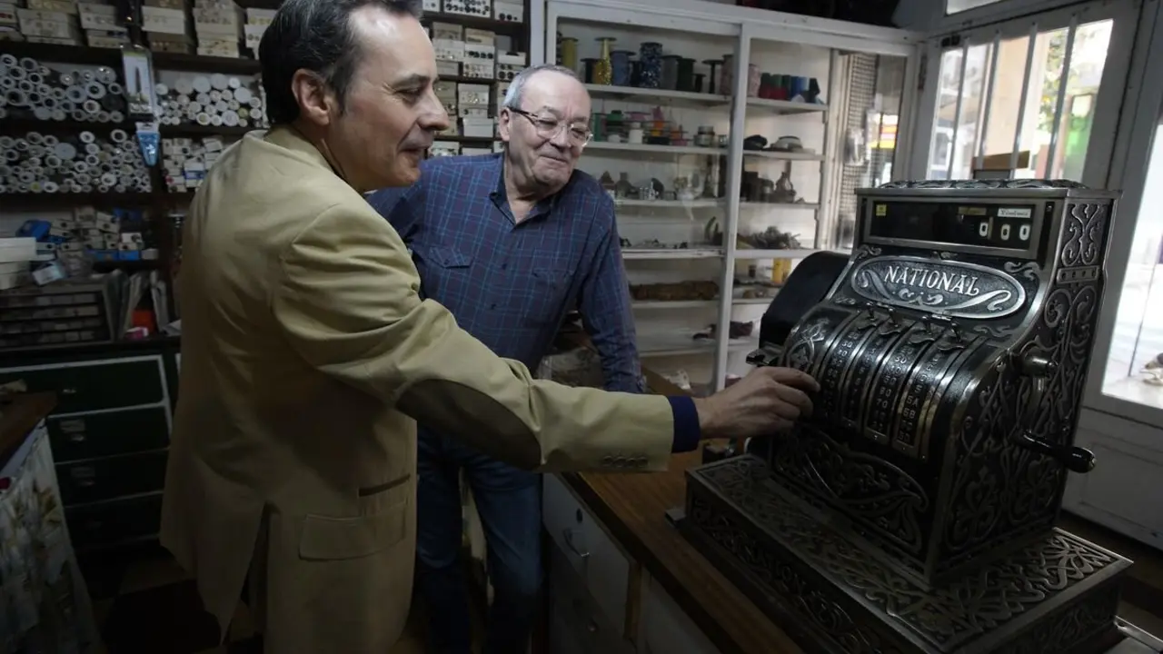 El periodista y escritor berciano, Carlos Fidalgo, presenta su nuevo libro 'La leyenda de la Ciudad del Dólar y el siglo del carbón'. / CÉSAR SÁNCHEZ