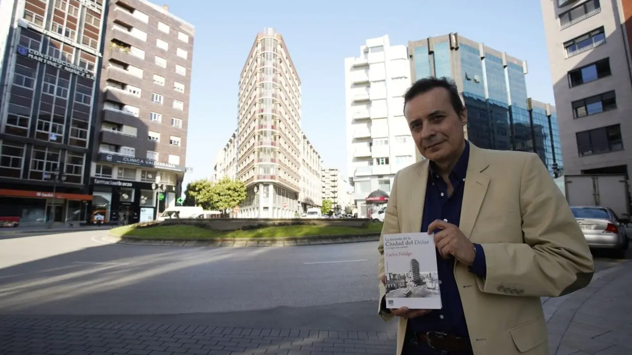 El periodista y escritor berciano, Carlos Fidalgo, presenta su nuevo libro 'La leyenda de la Ciudad del Dólar y el siglo del carbón'. / CÉSAR SÁNCHEZ