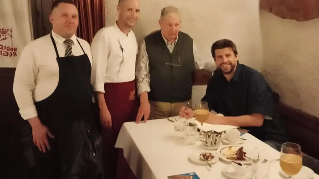 Gerard Piqué, en el Restaurante Bodega Regia de León, antes del partido Cultural-Andorra. / BODEGA REGIA